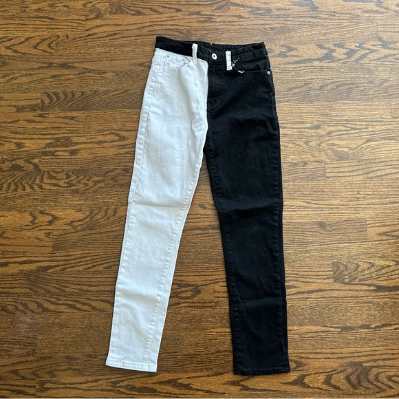 Amazon black and white crop leg jean. Size small - Picture 4 of 4